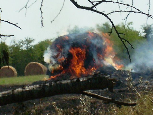 8_hay_bale_fire_001.jpg