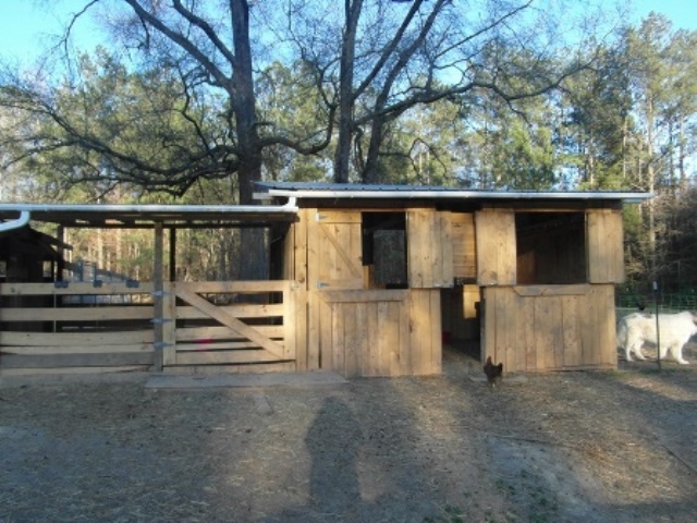 Temporary Barn-Back with loafing area.JPG